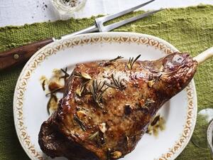 فخذة خروف مشوية مع الثوم والأعشاب