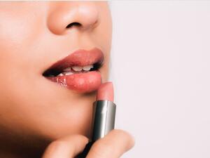 مقشرات طبيعية لمقاومة جفاف الشفاه