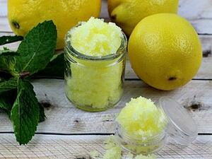 اصنعيه بنفسك: مقشر الشفاه بالليمون والنعناع