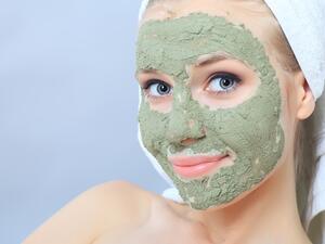 قناع الطين يطهر ويقضي على الرؤوس السوداء