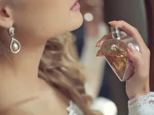 اشتري عطور تحتوي على مكونات قوية الرائحة لتستمر لفترة أطول