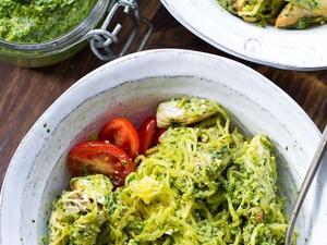 سباغيتي بصلصة البيستو والطماطم المجففة