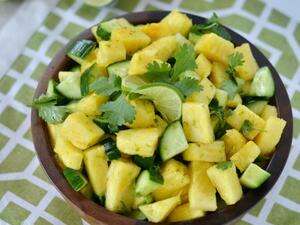 سلطة الخيار والأناناس