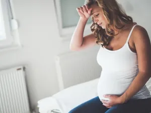 هل استخدام كريمات التفتيح آمن اثناء الحمل؟