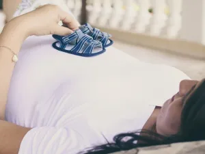 تأخير الحمل وتأثيره على عمر المرأة