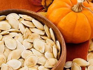 تمتاز بذور اليقطين بقدرتها على تعزيز إفراز الميلانين