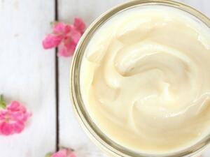 كريم اللبان لمكافحة الشيخوخة