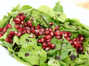 سلطة الربيع بالجرجير الرمان