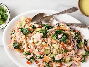 سلطة الكينوا والسلمون