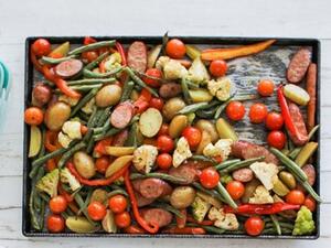 سجق وخضار في الفرن