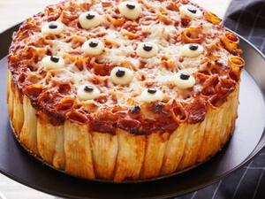 عيون سوداء تطل من طبق الباستا 