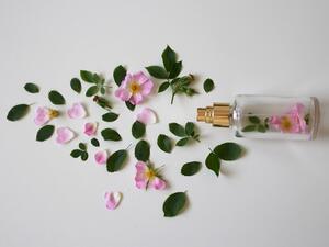 تعلمي طريقة صنع ماء الورد في المنزل