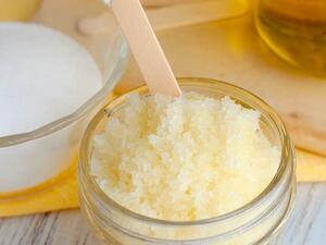 مقشر ملح البحر وزيت الزيتون