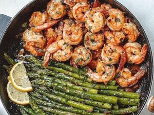 طبق الروبيان بالاسبرغوس والتوابل الحارة 