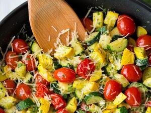 صينية الكوسا والقرع والطماطم بالثوم والجبن