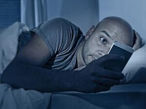 استخدام الأجهزة الإلكترونية التي تشع بإضاءات زرقاء (Blue Light) تؤدي إلى الأرق