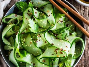 سلطة الخيار مع صلصة الزنجبيل والسمسم