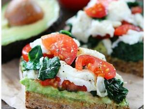 توست بالسبانخ والطماطم أفوكادو