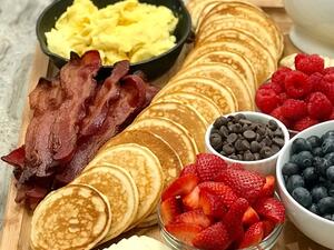 فطور احتفالي للأطفال: صينية البانكيك