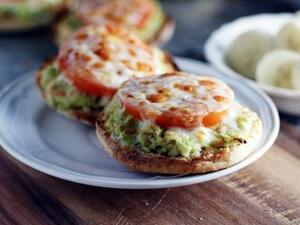 مقبلات الطماطم والأفوكادو بالتونة