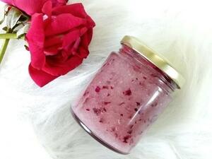 اصنعيه بنفسك: مقشر الجسم بالورود لماما في عيدها 