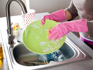 يجب شطف الاطباق بعد كل وجبة يجب شطف الاطباق بعد كل وجبة