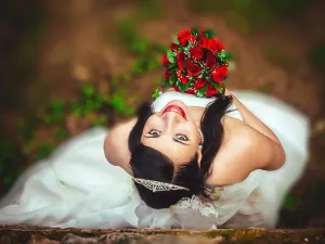 لابد أن يكون إكسسوار الشعر متناغماً مع باقي الإكسسوارات 