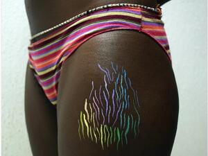 اخفاء علامات تمدد الجلد بالالوان المشرقة