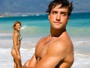 صورة تعبيرية لرجل يستعرض عضلاته