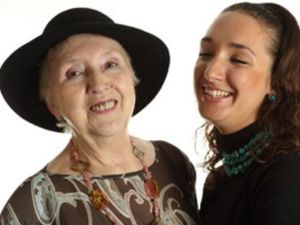 صورة تعبيرية لام وابنتها 