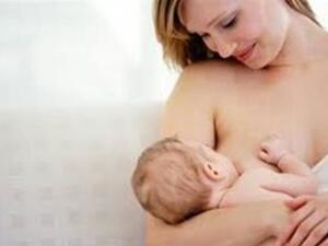 توصي وزارة الصحة بالرضاعة الطبيعية (بدون حليب صناعي، أو مواد صلبة) لمدة ستة شهور