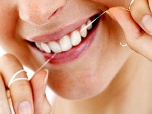 عند الانتهاء من عملية التنظيف، عليك استخدام الحركات ذاتها ذهابا وإيابا لإخراج الخيط من بين الأسنان