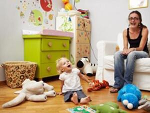 لا تقومي بهذه المهمة الكبيرة والصعبة لوحدك، حاولي اشراك الاطفال معك في عملية التنظيف والتصنيف