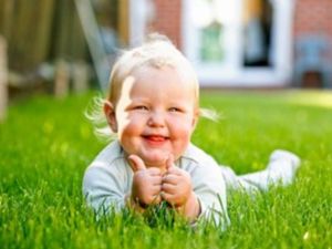 طفلك الصغير ينمو بسرعة، أسرع مما توقعتِ، ولم يعد الحذاء اللطيف الذي اشترتيه الشهر الماضي يناسبه!