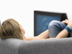 قضاء ساعات طويلة من الوقت أمام جهاز التلفاز يمكن أن تزيد من نسبة الإصابة بأمراض خطيرة