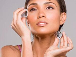 افركي مكعّبات الثلج على بشرتك فهذا يساعد أيضاً على الحدّ من البقع، ويمنحك بشرة صافية وواضحة كنت تحلمين بها دائماً