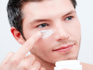 إعتنى بمنطقة حول العينين : فمن أهم العلامات التي تدل على أن بشرتك تعاني من المتاعب والحاجة إلى النوم هي المنطقة التي تقع حول العين، والتي تُصاب بعرضين وهما الهالات السوداء والإنتفاخات 