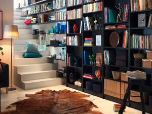 لا بد أن يطغى لون الخشب على الغرفة، سواء كان فاتحاً أو داكناً (shutterstock.com)
 لا بد أن يطغى لون الخشب على الغرفة، سواء كان فاتحاً أو داكناً (shutterstock.com)