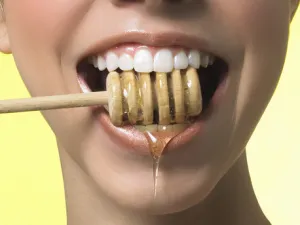 العسل يحتوى على مواد تفيد فى تبييض الأسنان