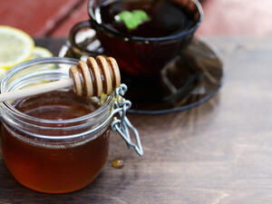 يُساعد العسل الأسود على احتفاظ البشرة بالرطوبة لعدّة ساعات