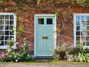 إذا كان لديك بابين إستخدم باب واحد كمدخل رئيسئ