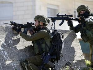 Israeli soldiers aim their weapons at Palestinian protesters on February 15, 2016. (AFP/File)