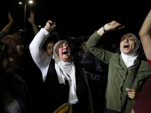  أغلق تجار الذهب والمجوهرات محلات تجارية وتظاهروا ضد ارتفاع الأسعار والضعف في الريال