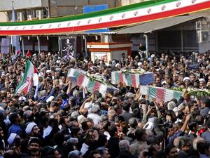 Thousands of people gather in the south-western Iranian city of Ahvaz for the funeral of those killed during an attack on a military parade in the city, south of Tehran, on September 24, 2018. (ATTA KENARE / AFP)