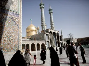طالب النشطاء بإعادة النظر في القرار المدمر بالانخراط مع نظام الاسد الغارق في دماء السوريين