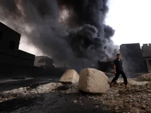 اخماد النيران في بئر نفطية في منطقة القيارة