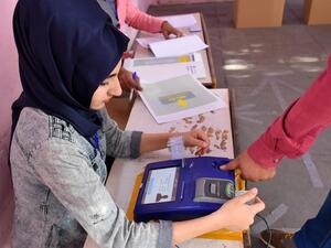 Iraqi man casts his vote in previous elections. (APF/ File)