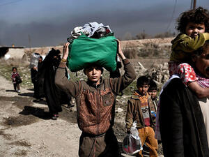 Displaced Iraqis flee the city of Mosul as Iraqi forces fight jihadists on February 26, 2017 during an operation to retake the city from Daesh. (AFP/ Aris Messinis) 