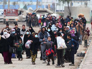 This image shows displaced residents of western Mosul fleeing their neighborhood on March 15, 2017, as Iraqi forces continue to advance in the embattled city against Daesh occupiers. (AFP)