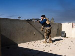 An Iraqi army soldier fires his machine gun at Islamic State positions in Mosul's al-Sahiroun neighborhood on January 12, 2017. (AFP/Dimitar Dolkoff)